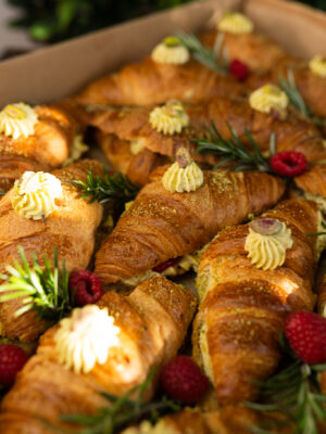 Pistacjowy Croissant Show BOX